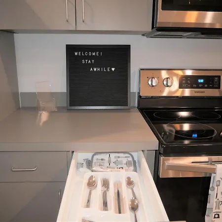 Rare Vibrant Hidden Gem - 2 Mins From Downtown Apartment
